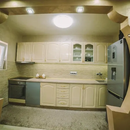 Mona Hill Willa Topola