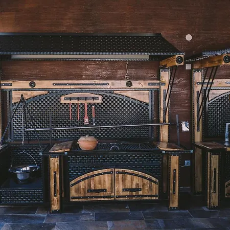 Mona Hill Willa Topola