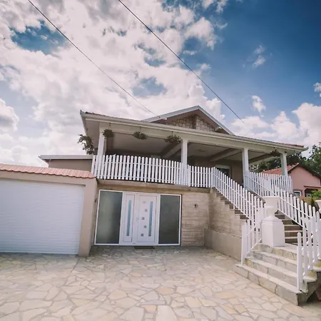 Mona Hill Willa Topola