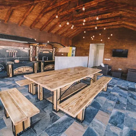 Mona Hill Willa Topola